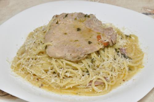 Jak uvařit vepřové kotlety se špagetami? Snadné recept, připravený za 30 - 45 minut